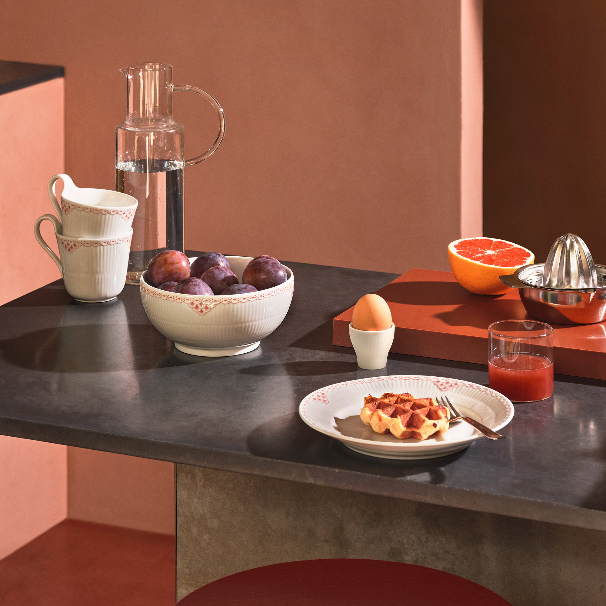 The Coral Lace collection is  decorated with soft coral colour circles, creating a simple and delicate look. Set a beautiful table with this collection.